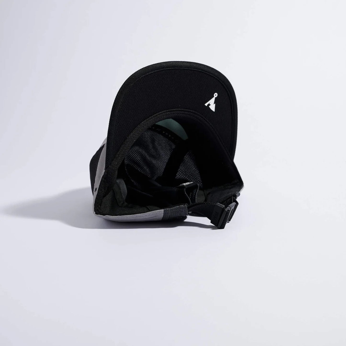 VÅGA Club Cap - Light Grey / Mid Grey / Black - Interval Running