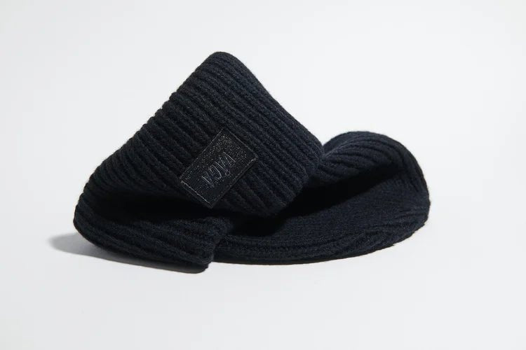 VÅGA Lambswool Chunky Beanie - Storm Black - Interval Running