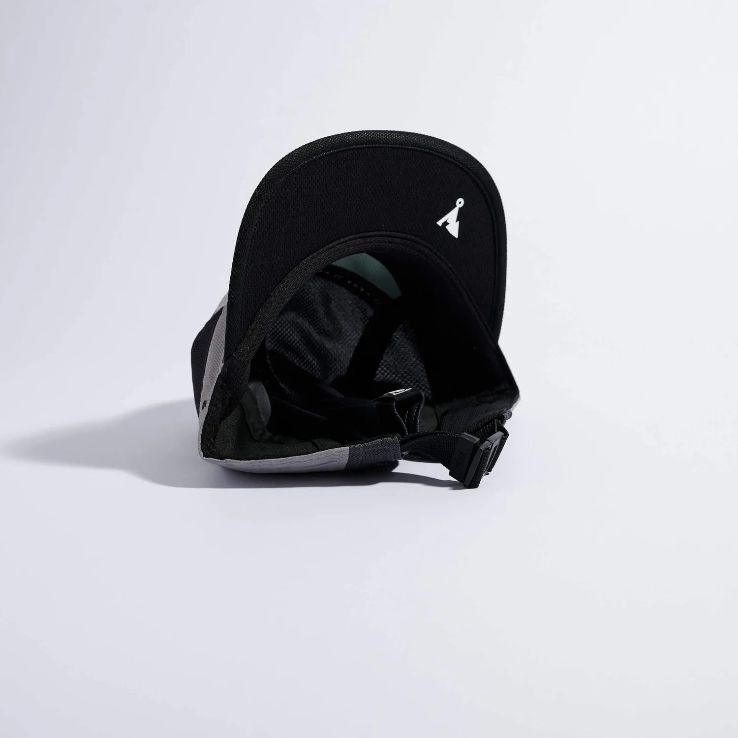 VÅGA Club Cap - Light Grey / Mid Grey / Black - Interval Running