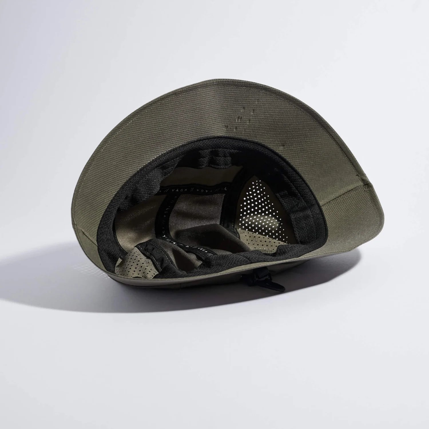 VÅGA Feather Bucket Hat – Taupe - Interval Running