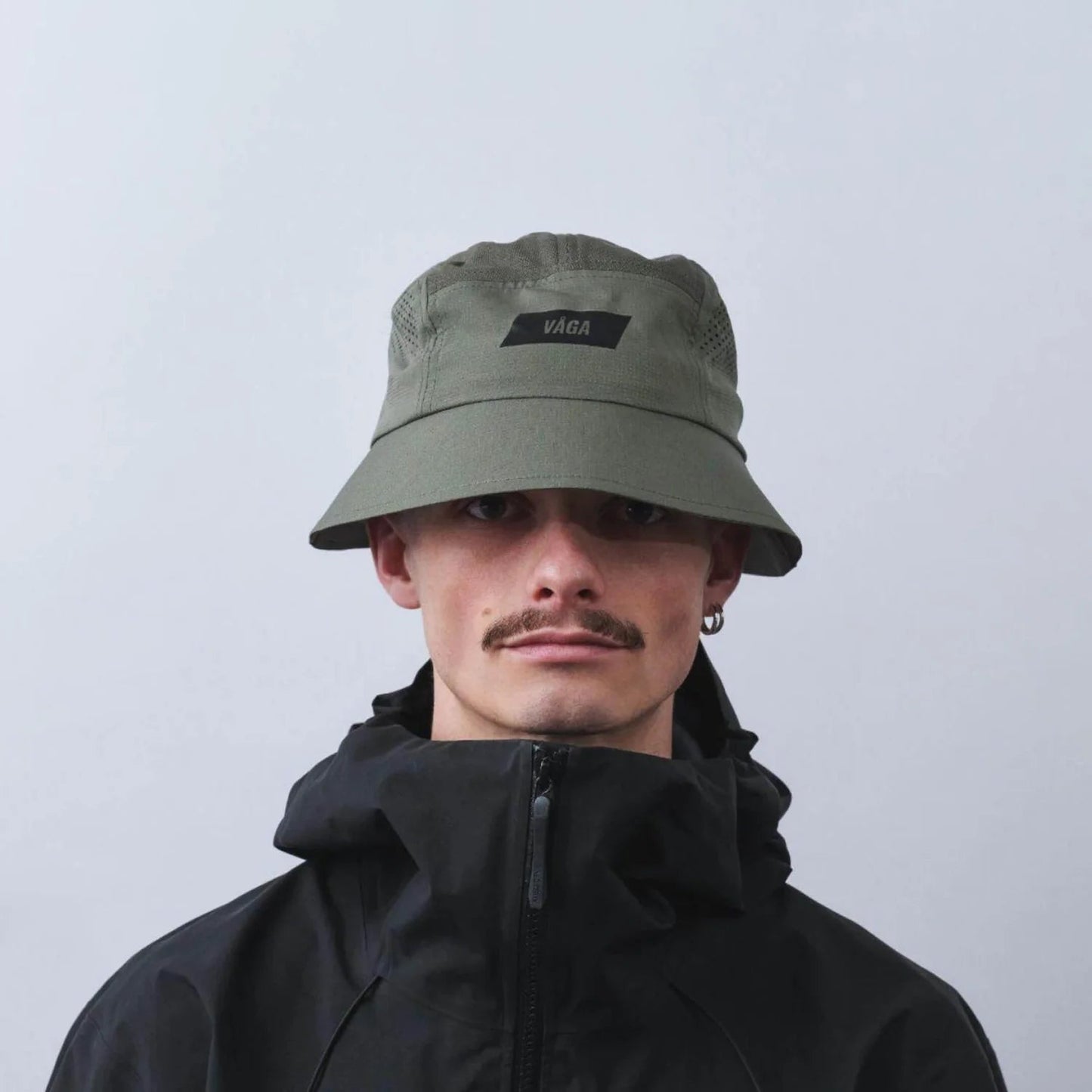 VÅGA Feather Bucket Hat – Taupe - Interval Running