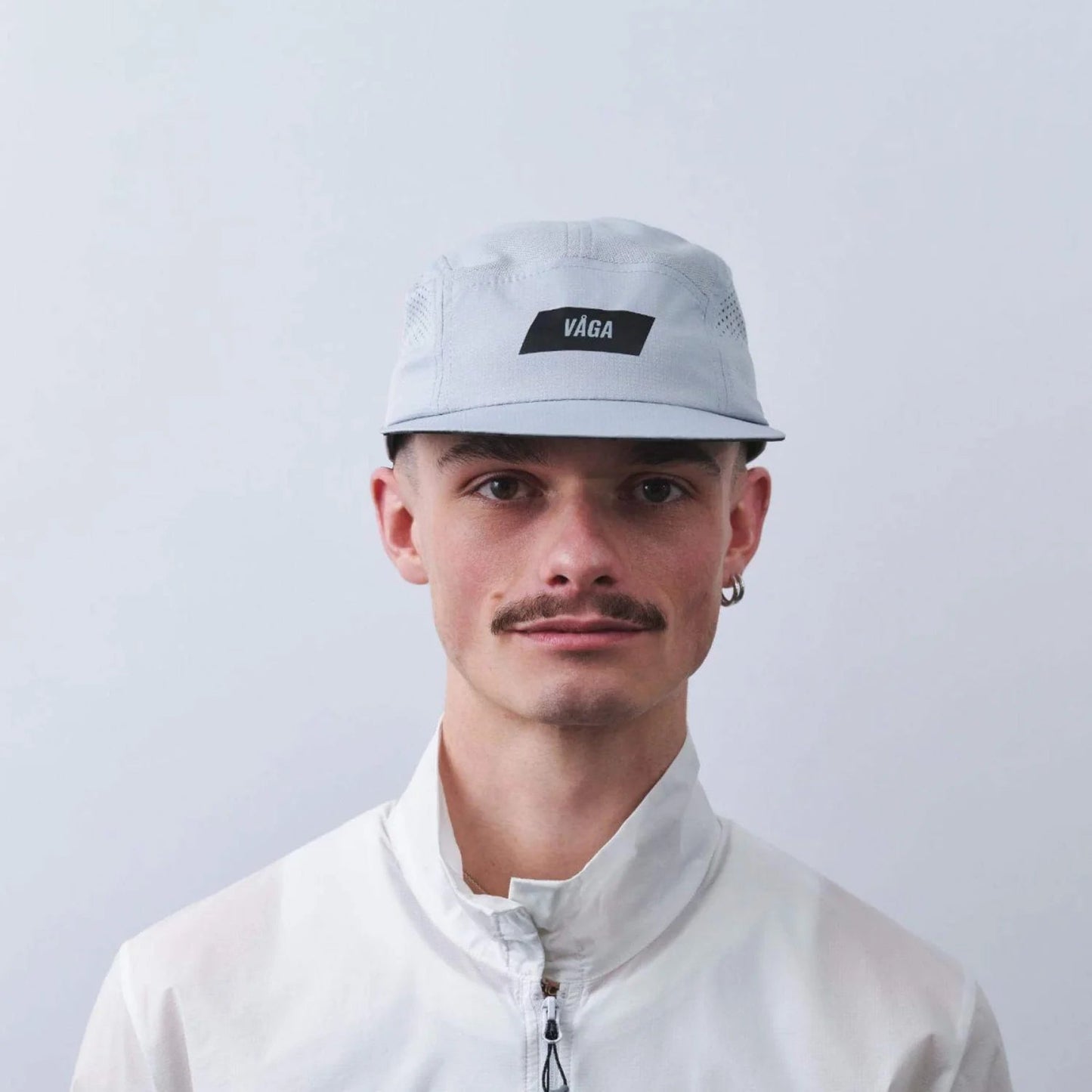 VÅGA Feather Racing Cap – Aluminium Grey - Interval Running