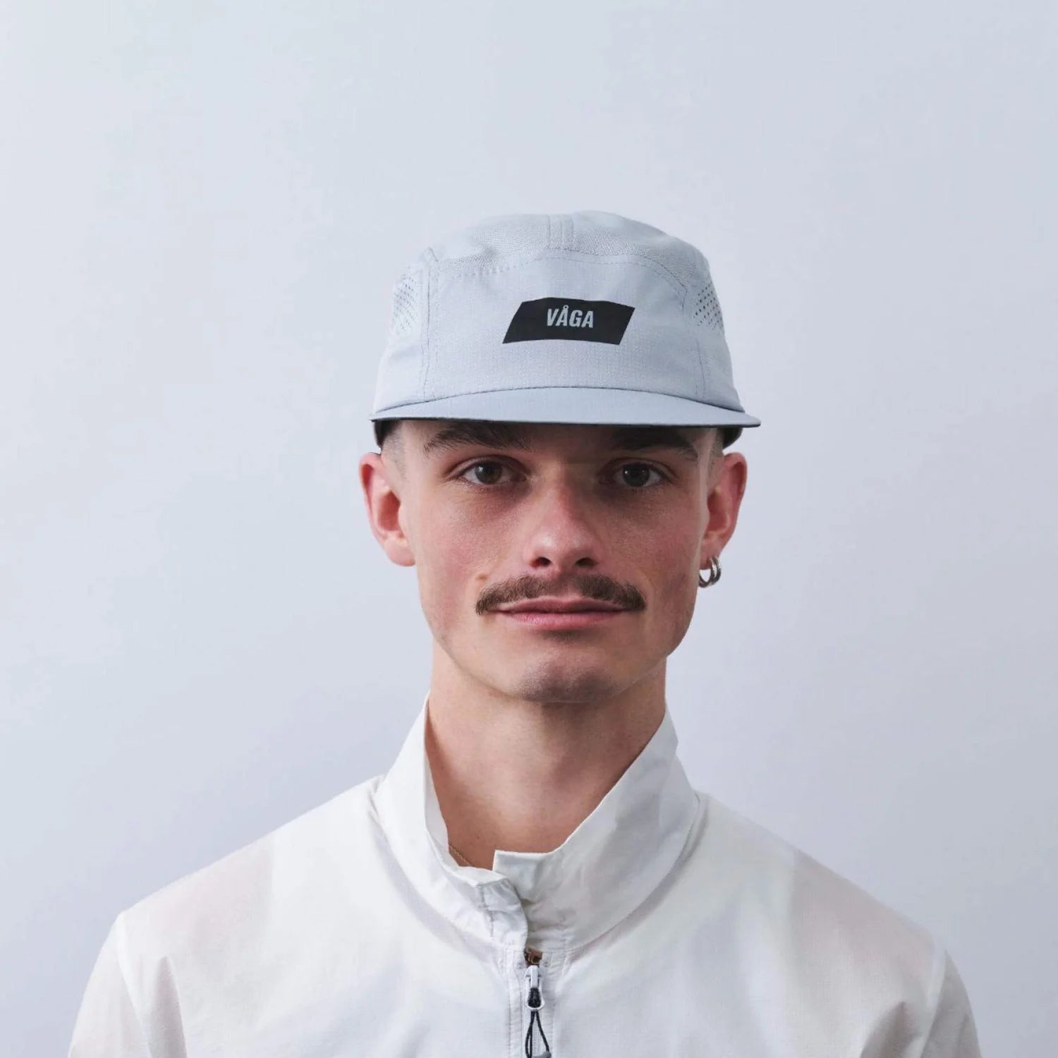 VÅGA Feather Racing Cap – Aluminium Grey - Interval Running