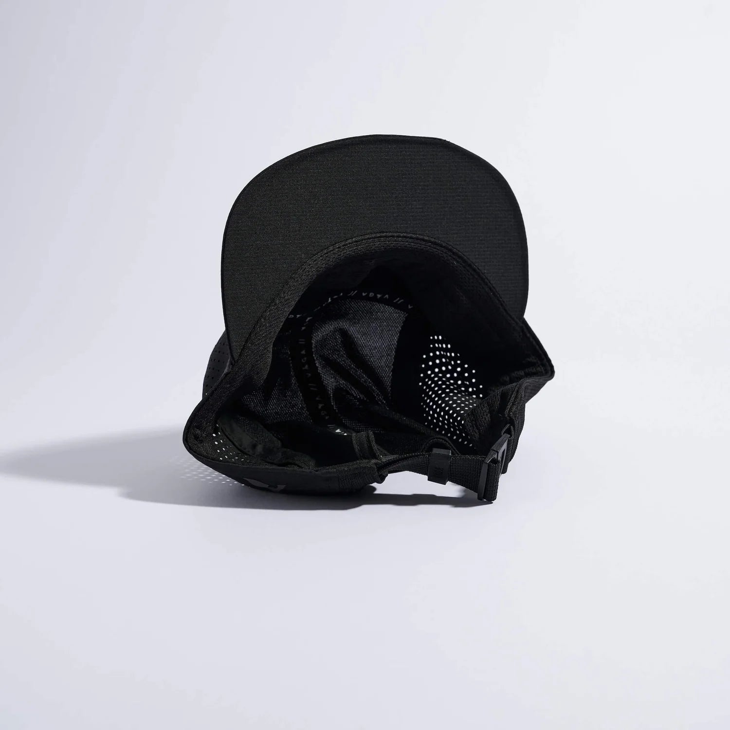 VÅGA Feather Racing Cap – Black - Interval Running