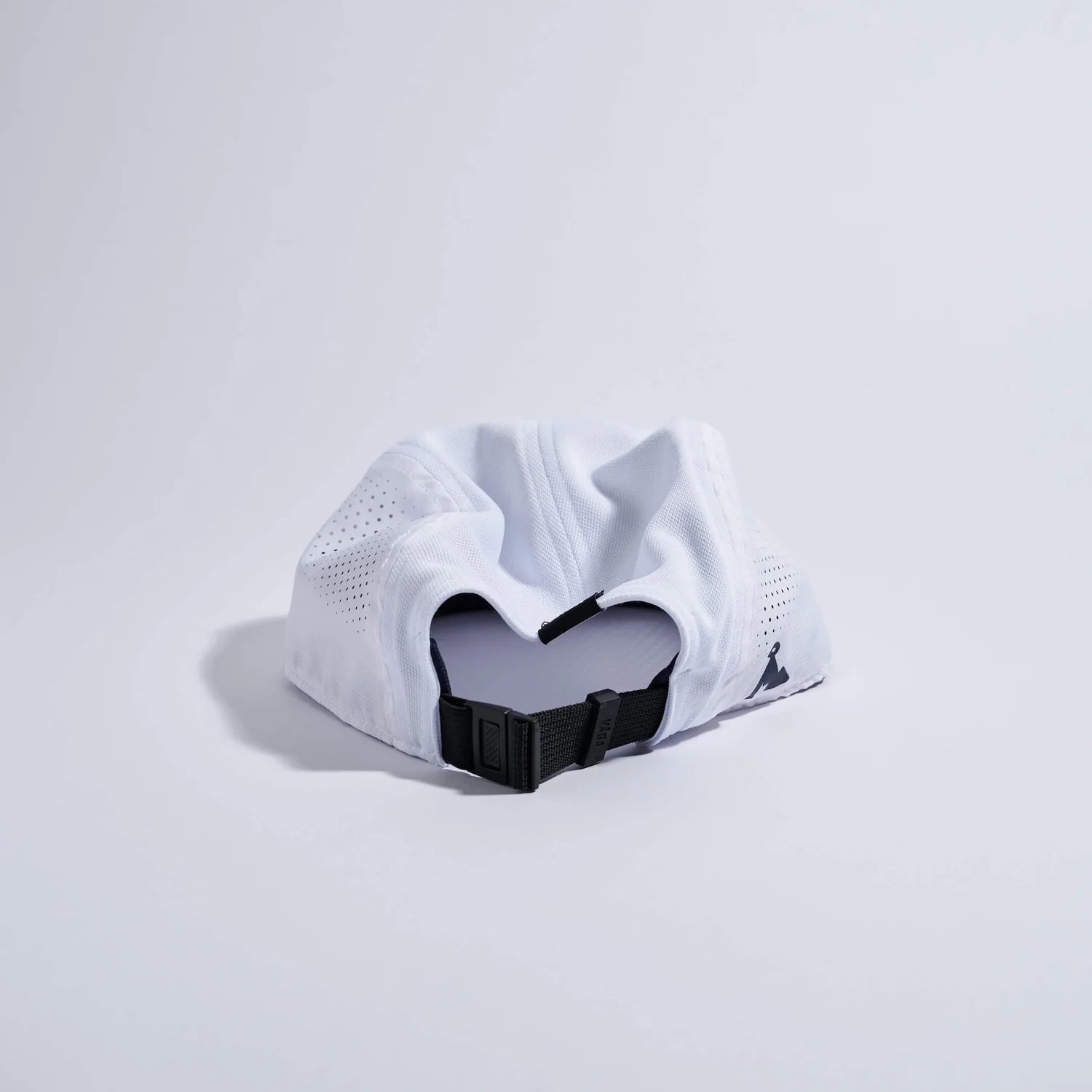 VÅGA Feather Racing Cap – White - Interval Running