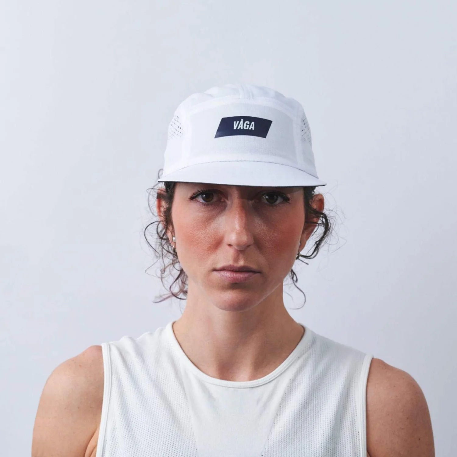 VÅGA Feather Racing Cap – White - Interval Running