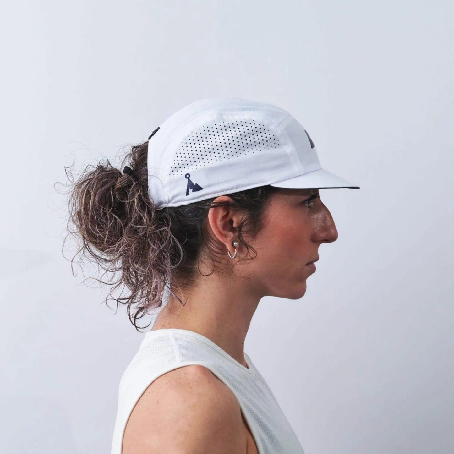 VÅGA Feather Racing Cap – White - Interval Running