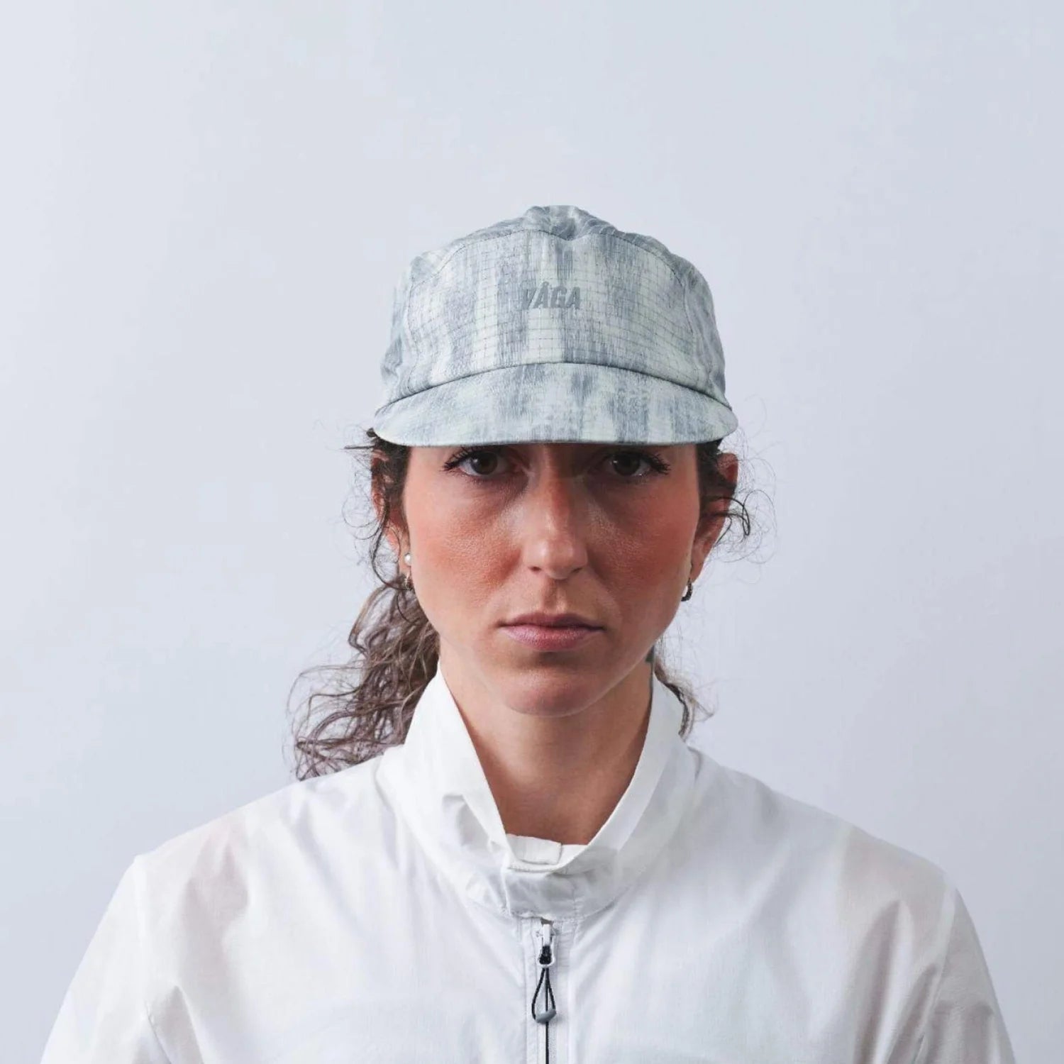 VÅGA Night Club 2.0 – Light Grey / Silver - Interval Running