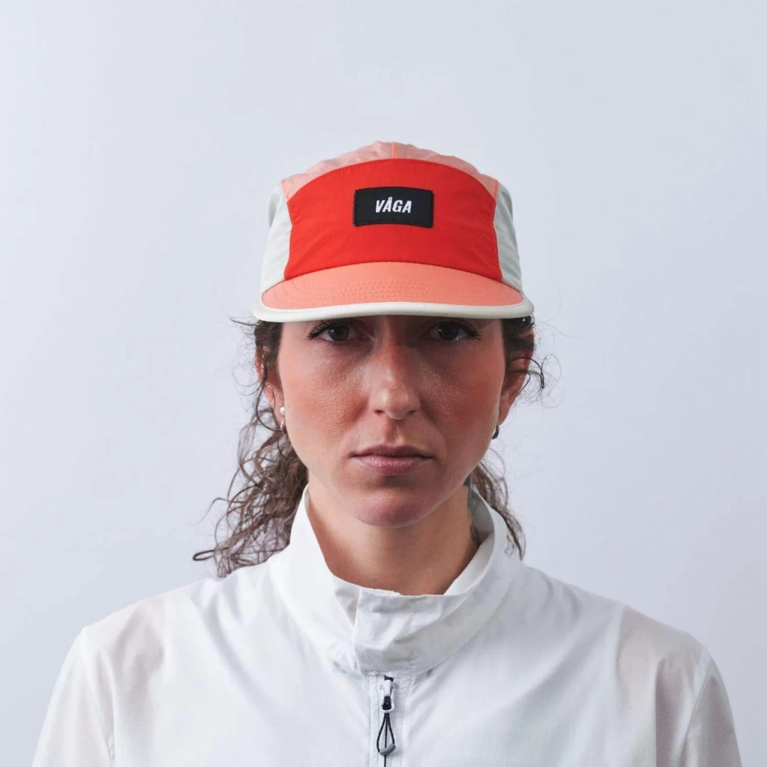 VÅGA Pacer Cap – Flame Red / Coral / Dust Grey - Interval Running