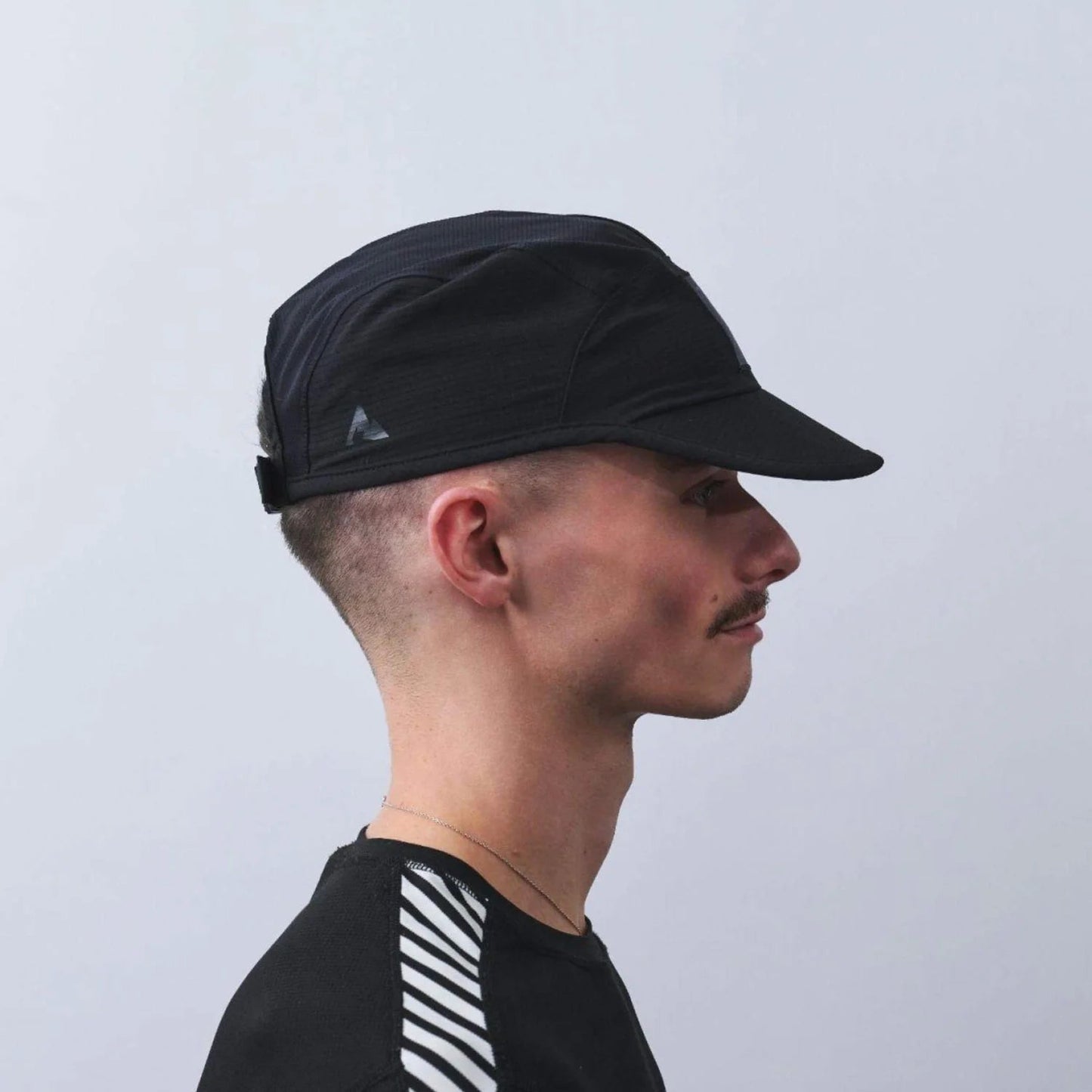 VÅGA Transit Lite Cap – Black - Interval Running